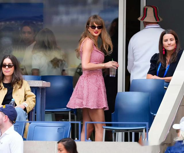Taylor swift 和男朋友观看美网男单决赛,观众席变成了狗粮席