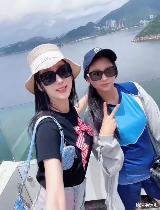 陈浩民庆祝大女儿小学毕业,12岁雅薷身高近一米七,越长越漂亮