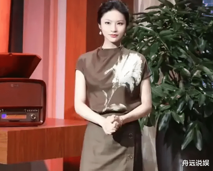 连续14年霸屏中秋!央视‘隐形一姐’真实身份曝光,背景太吓人!