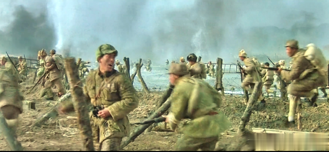 两版《大决战》战争场面PK:老版像是真实战场,新版只能算过家家