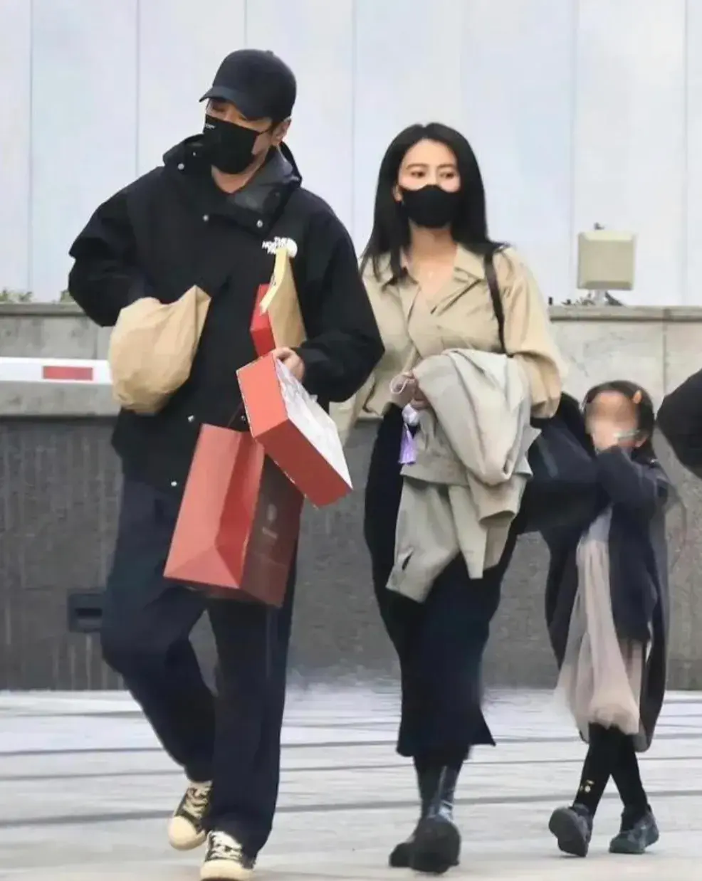 赵又廷高圆圆现身好友婚礼，婚礼现场高圆圆温情致辞，祝福好友