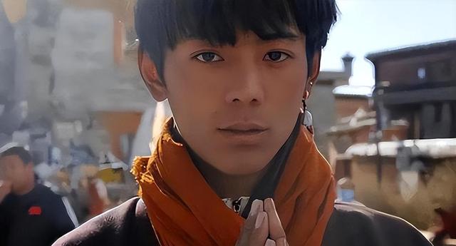 爆红4年，再看丁真如今简直判若两人，当初他不进娱乐圈是正确的