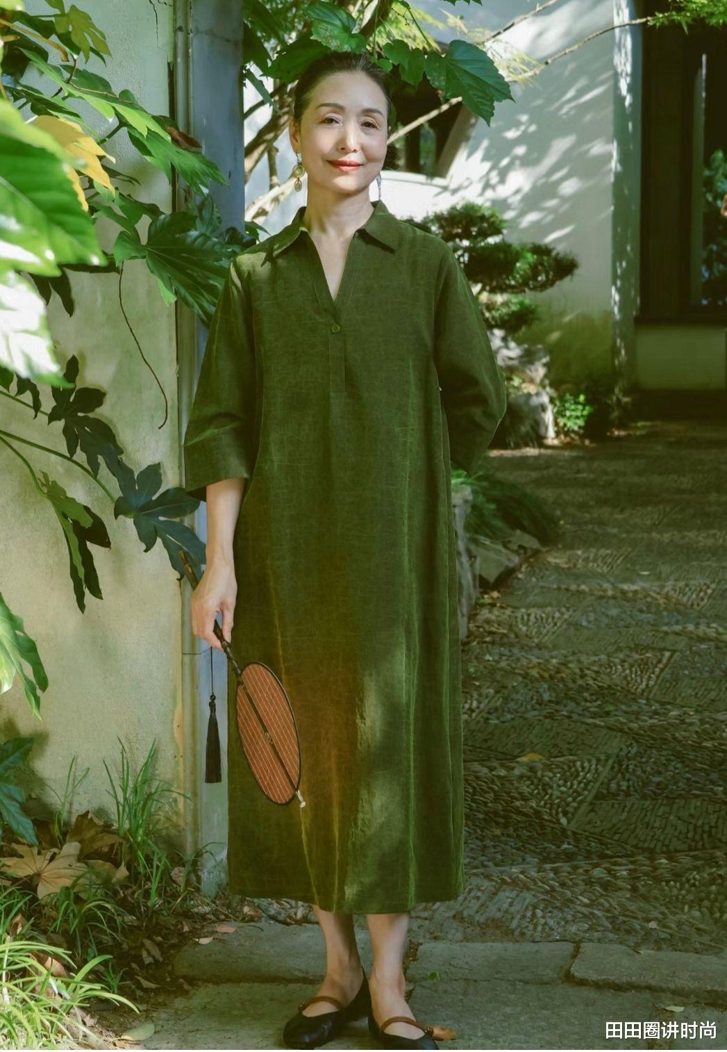 这是我见过最会穿的大妈：62岁发不过肩，搭配简约，谁见都夸洋气