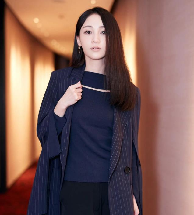 42岁姚笛回国首现身,带儿子出门游玩惊呆众人,网友:文章亏大了