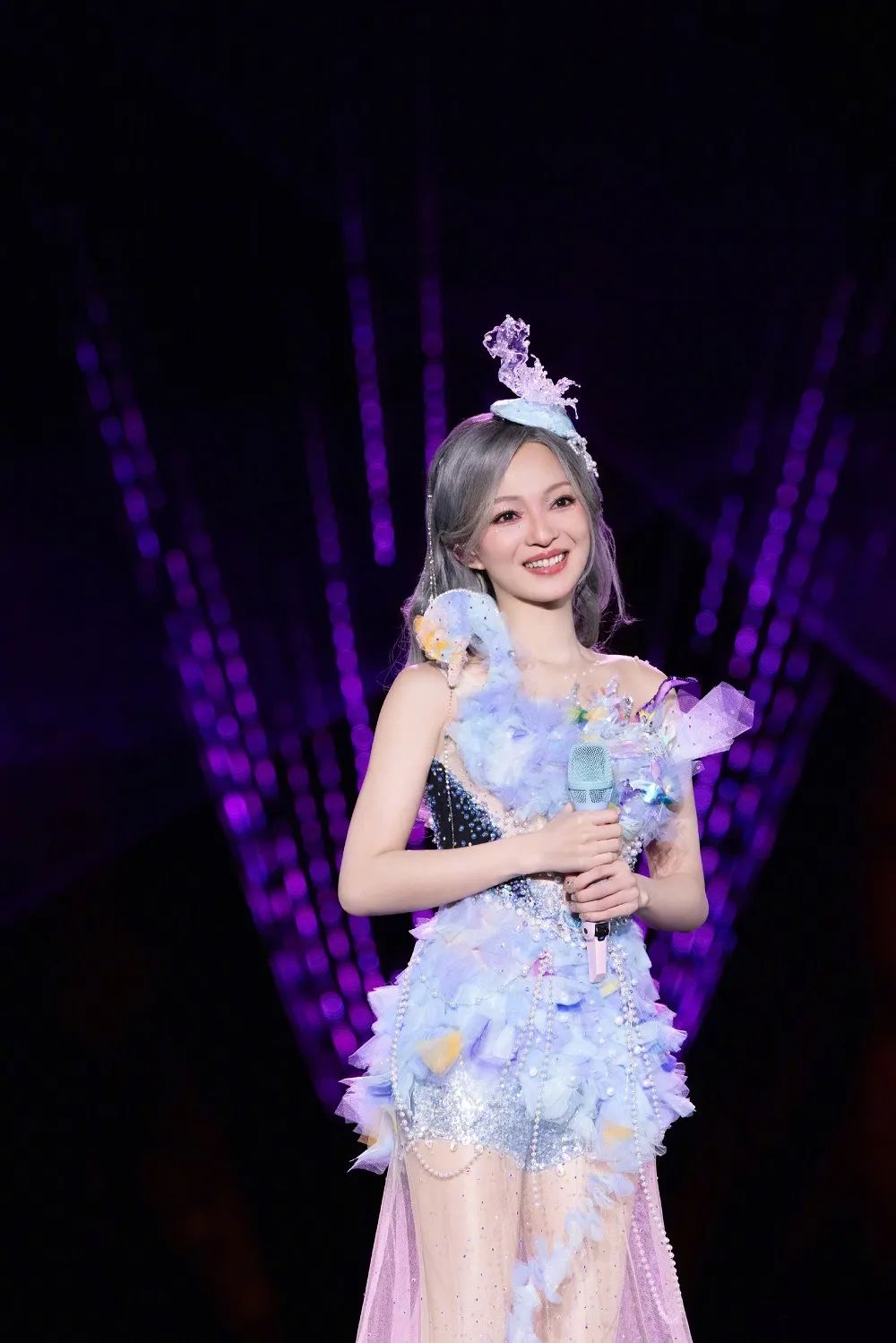 42 岁张韶涵精灵造型惊艳，勾魂腰夺命腿魅力尽显