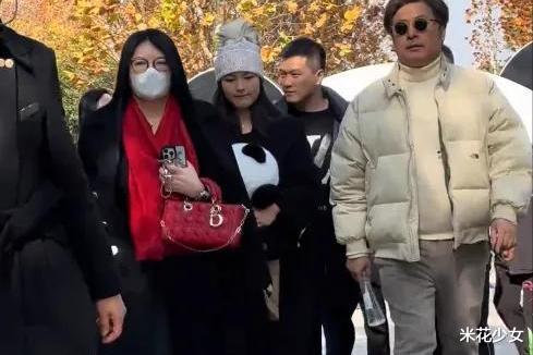 李湘身穿透视上衣，肉眼可见又胖了，与前夫和谐相处，画面太美