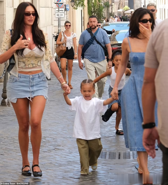 凯莉·詹娜带俩娃罗马度假,6岁女儿脚受伤,身边未见甜茶陪伴