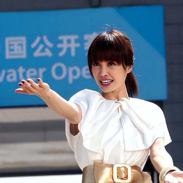 为钱卖国！她竟然借着开演唱会搞这样的动作，作死行为不可原谅