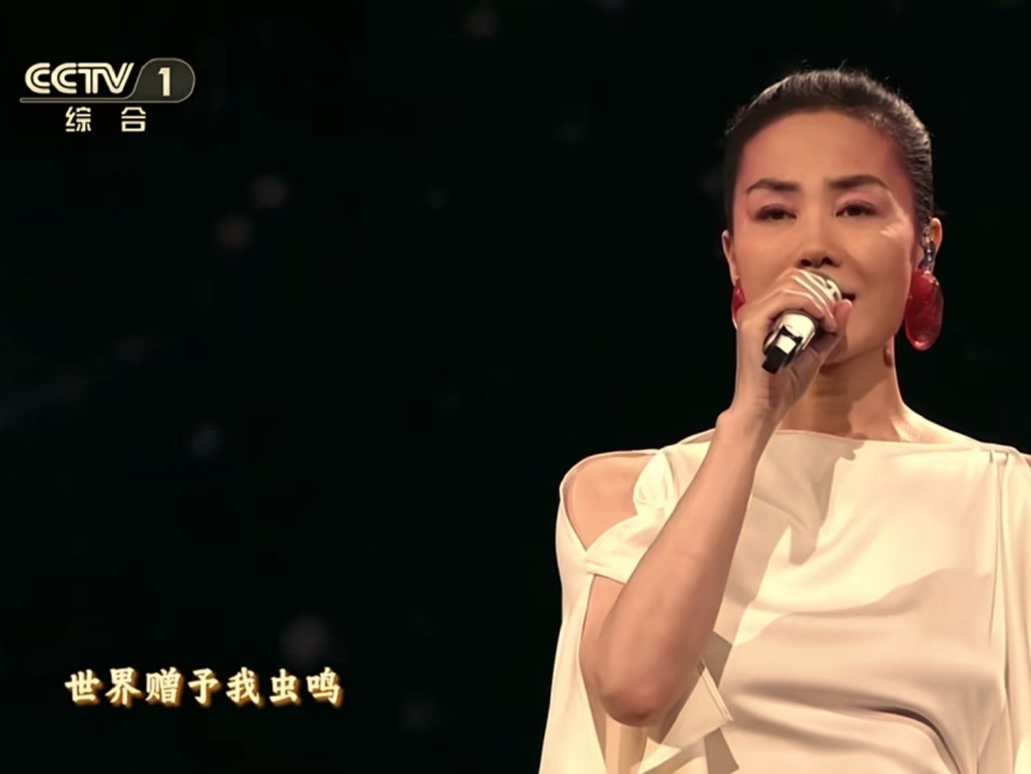 王菲唱完《世界赠予我的》后的这一鞠躬，表明一个时代结束了……