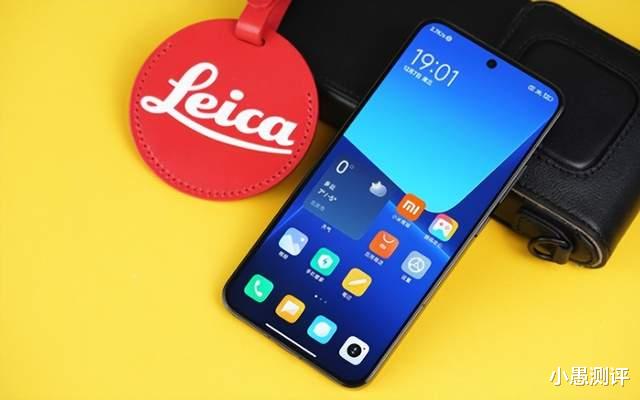 从4599元跌至2757元，骁龙8Gen2+IP68，从高端市场跌至中端市场