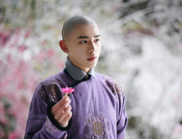 比女演员还柔弱！小鲜肉丢脸丢到国外，连肌肉都是假的