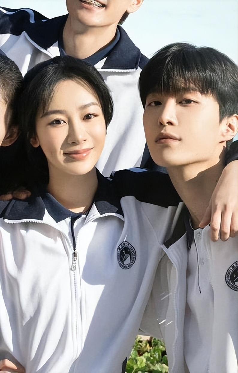 杨紫发32岁生日照，媒体痛批整容太过，网友表示越来越像刘晓庆