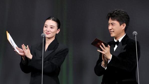 公开内涵获奖的赵丽颖，殷桃彻底揭开内娱的遮羞布，张丰毅说对了