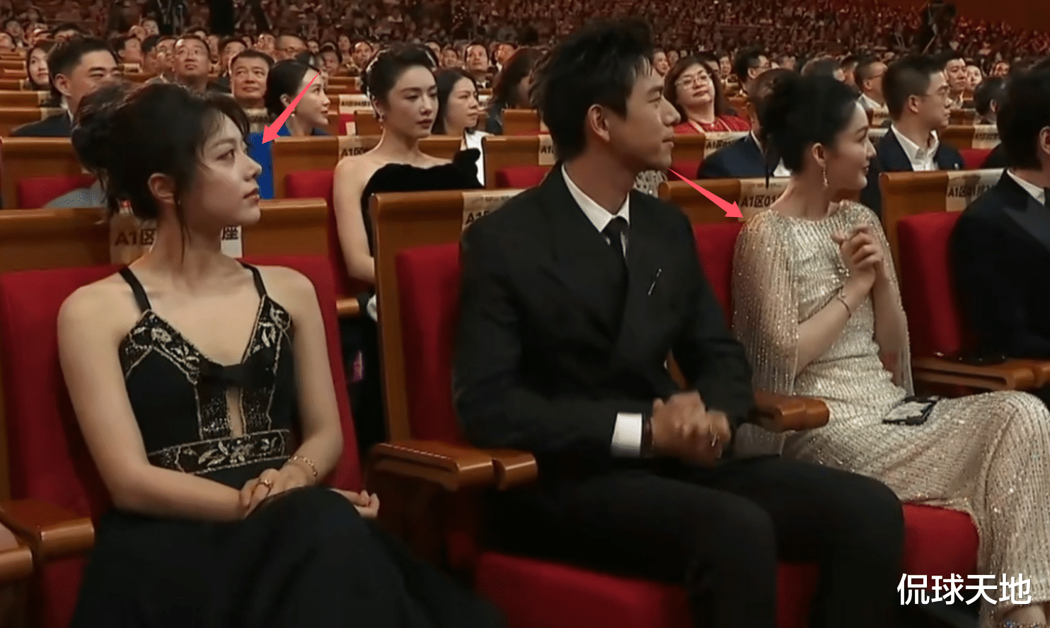 飞天奖颁奖典礼内场:主持人互动太尴尬,众星同框状态高下立见!