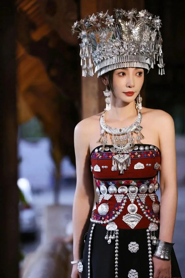 柳岩化身苗疆阿妹露灿笑民族风服饰让人眼前一亮!