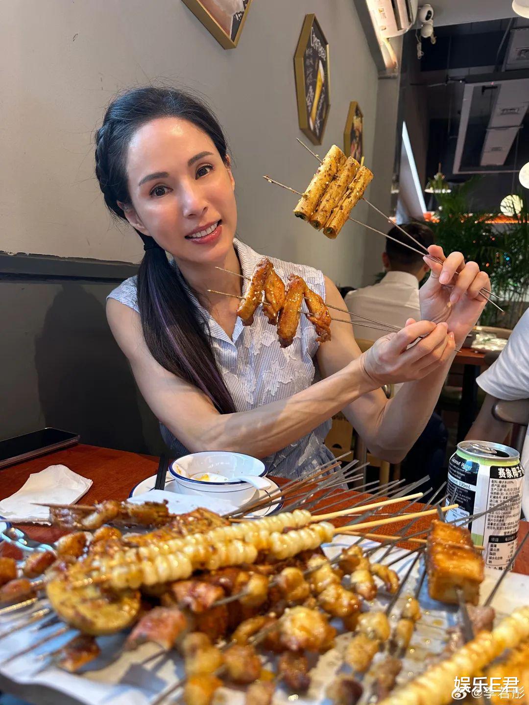 58岁李若彤珠海夜市吃美食,网友负评一面倒:本地人都不去