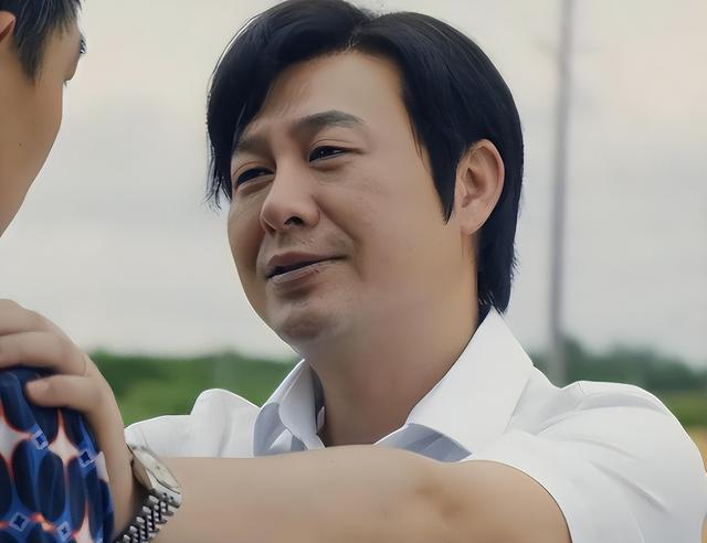 《猎冰》陪酒女腹部赘肉抢镜被吐槽，网友：没去过夜总会就别乱说