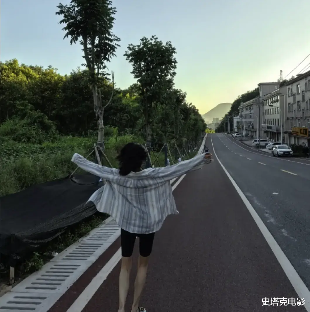 42岁万茜凌晨五点运动:穿拖鞋锻炼身材一绝,和25岁小姑娘一样