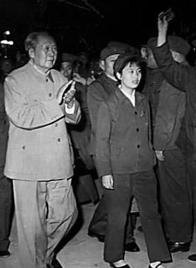 75年，张玉凤一家四口的合影，31岁的她，长相惊艳，气质出众！