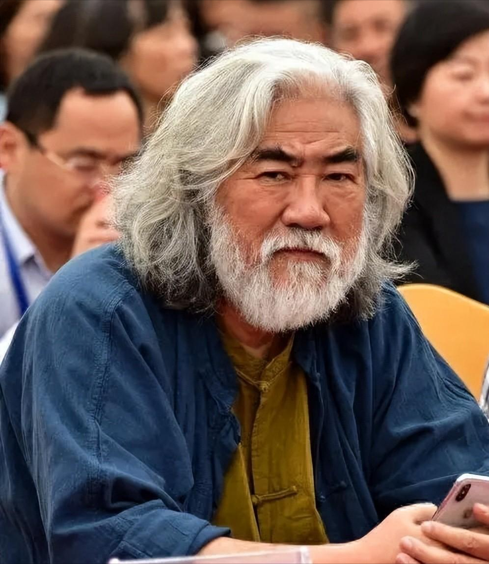 “老牛吃嫩草”的5位男星,在当爷爷的年纪当了爹,幸福又辛苦