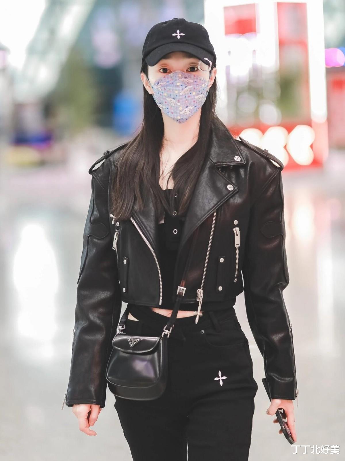 宋轶官宣恋爱后换了风格,穿黑外套+超短裤+黑丝,34岁美出新高度