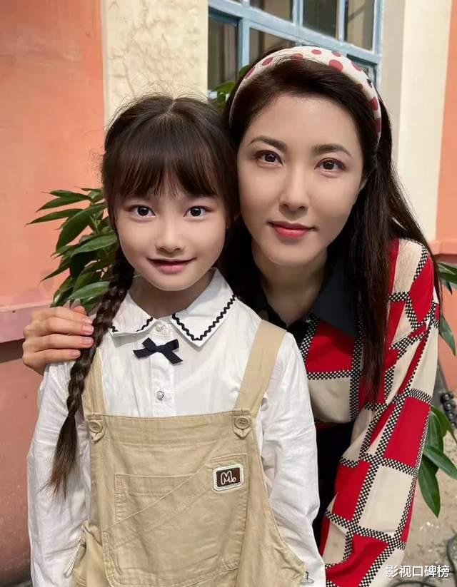 《迎风的青春》刘琳和曾黎状态对比,一个松弛有度,一个紧绷脸垮