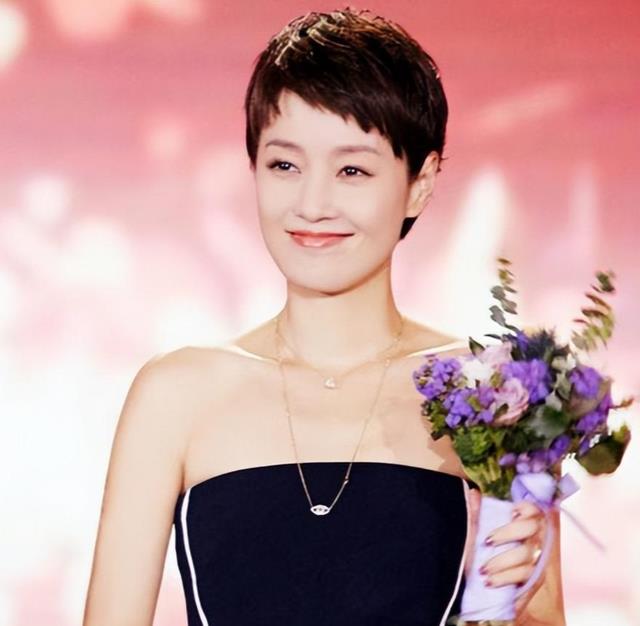 16岁爱马罕见露面，一张合照，暴露了文章和马伊琍的真实关系