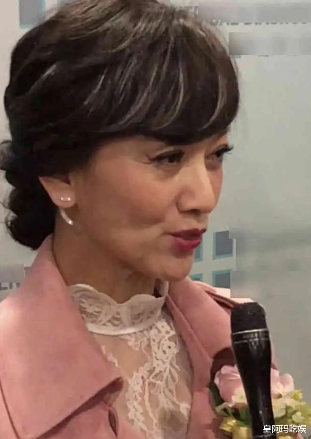 断崖式衰老!路人镜头下的明星们全都现原形,怎么苍老成这样?