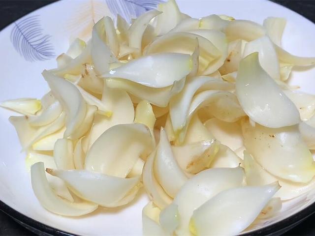 失眠多是肝火旺,春天要多吃3菜,清肝火助睡眠,睡得好啥都好了