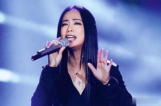 黄绮珊“换脸”成功：龅牙消失，腰肢纤细，演唱会秒变20岁少女！