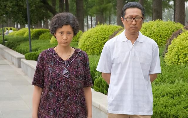 原来他俩是夫妻啊!虽然他不太俊俏,但是妻子好漂亮!