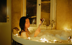 女孩聚会和学长暧昧不断，男友知道后怒递房卡：别磨蹭了，你俩直接开房吧！