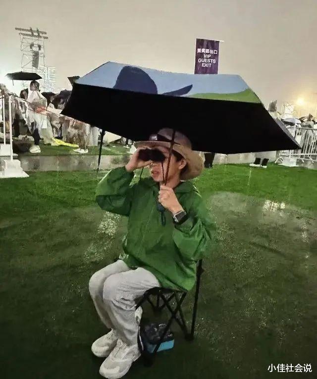 霍启刚晒仨子女高清正面照,女儿漂亮极了,一家五口雨中嬉戏好快乐