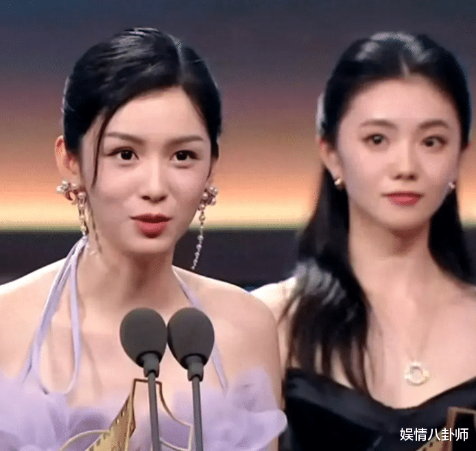 24岁刘浩存和26岁周也同框，周也A4腰亮眼，刘浩存的气质却赢麻了