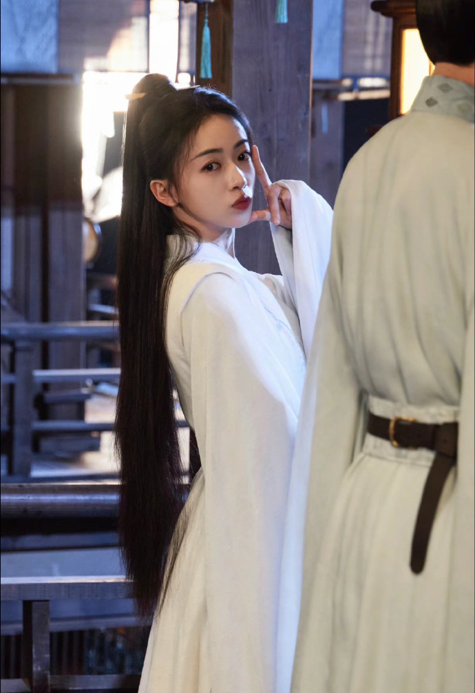 吴谨言密室大逃脱路透被赞松弛感满满！白衬衫高马尾，元气大学生