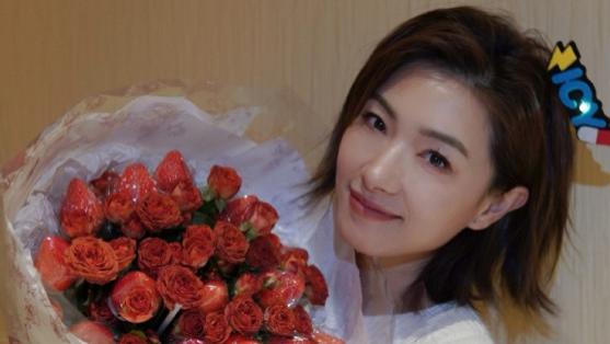 万茜老公被曝出轨，夜会美女后照常陪女儿过六一，美女身份惹争议