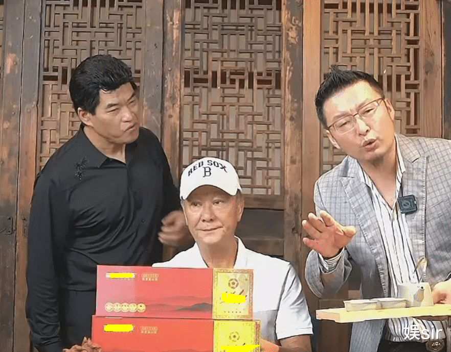 72岁李修贤被骂惨，与大傻模仿者一起直播带货，被斥消费已故好友