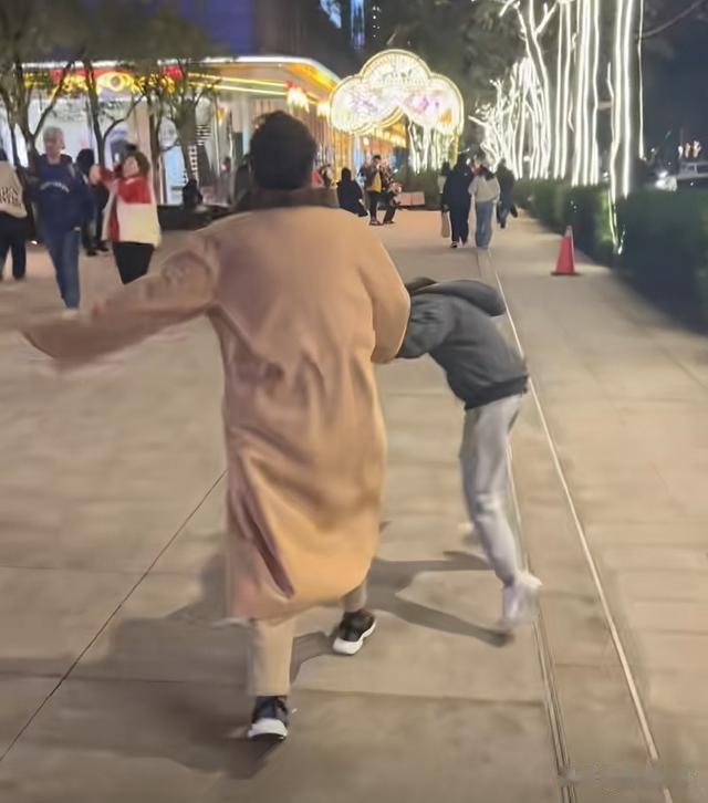 张兰直播间混入一批可疑人物，张兰巧妙回应，避免了与大S的冲突