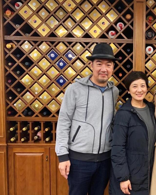 张国立和邓捷近照,颈纹明显,短短3年,老得好真实,好有冲击力