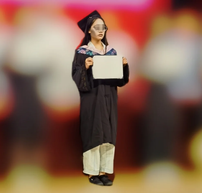 女生化“肾虚妆”拍毕业照,面色青紫却很显瘦,辅导员欲言又止