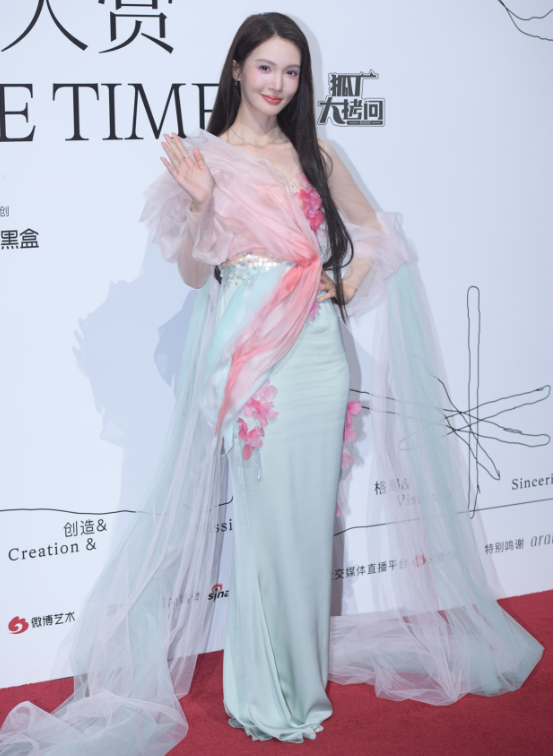 阿那亚这夜!杨幂丰满有料,金晨裸肩诱人,张小斐只惊艳上半身