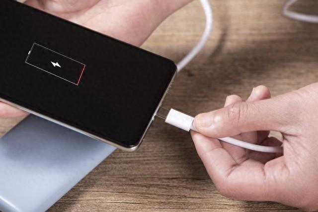 充电器：不只是“喂饱”手机，还可能“喂饱”火苗？