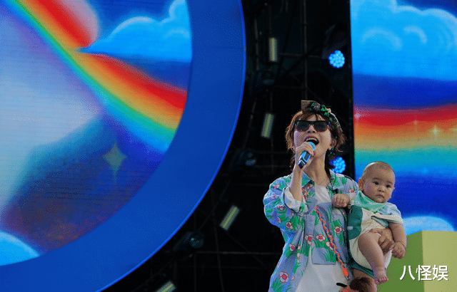 黄雅莉首带7个月儿子演出,单手抱娃臂力足,阿布听妈妈唱歌入迷