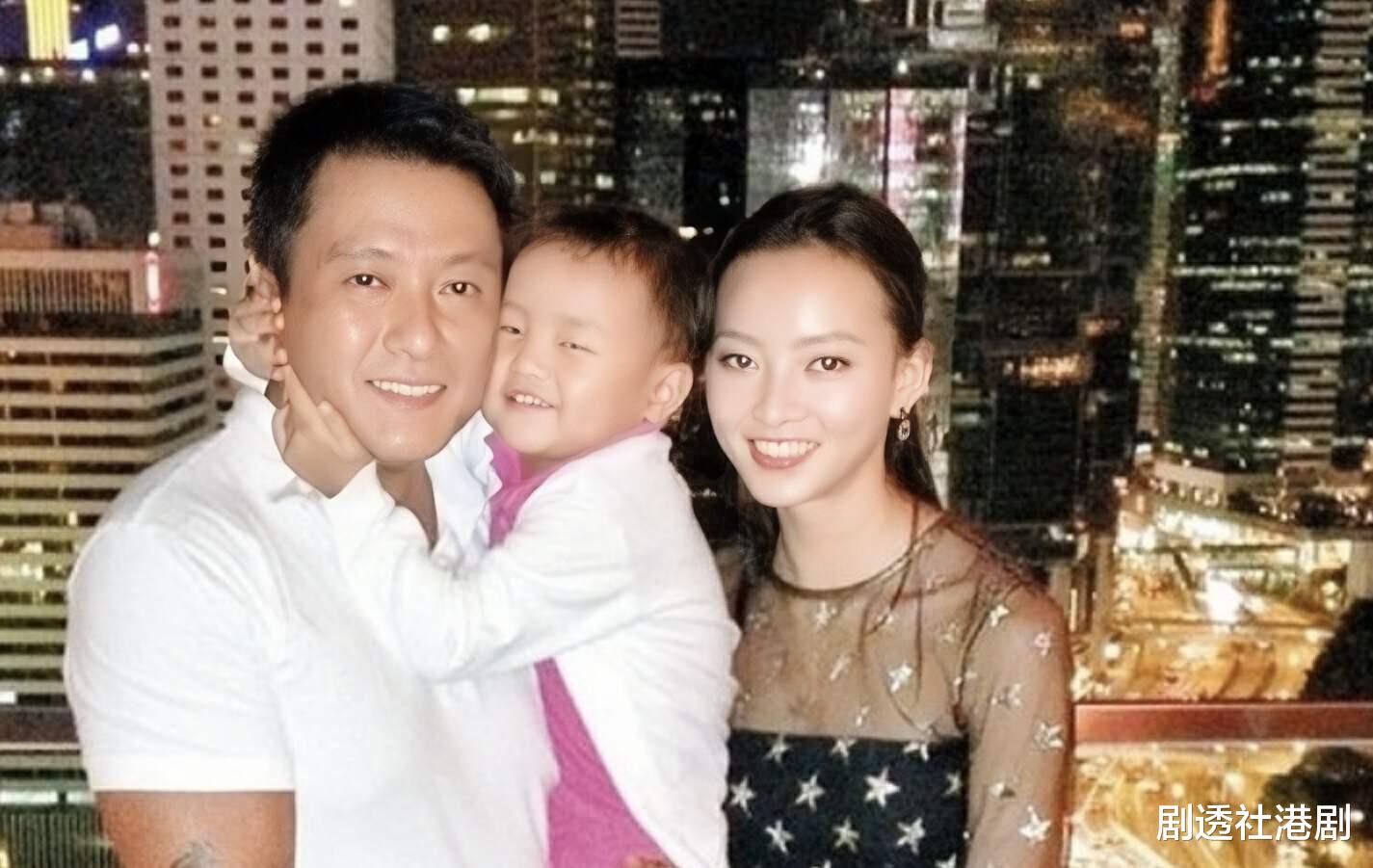 香港知名男星前妻整容成瘾,下巴直接变锥子,越来越像真人芭比