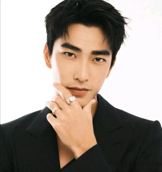 曾敬骅来自中国台湾的青年男演员，长相帅气迷人，演技精湛。