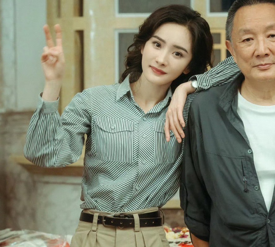 好家伙!杨幂新剧造型审美塌方,撞脸闫学晶,被29岁邢菲艳压