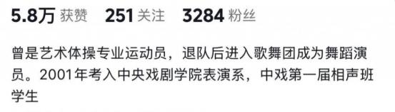 贾玲罕见现身冯巩生日宴,身材苗条互动亲密,宾客围坐吃小火锅!