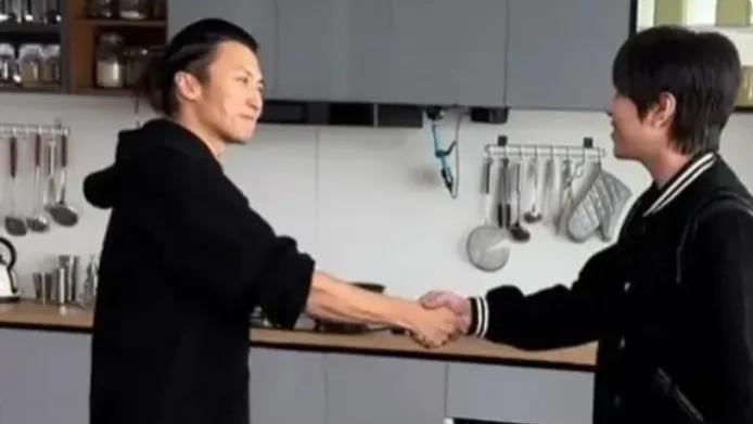 谢霆锋为网红亲自下厨，却遭对方直言“难吃”，事后合照曝出真相