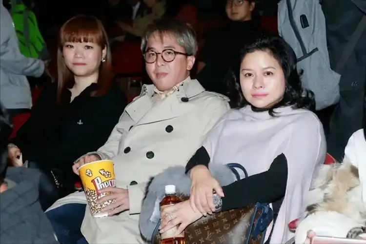 穷时只剩1个亿，三位女友每人50万，每周轮流陪2天，剩一天休息