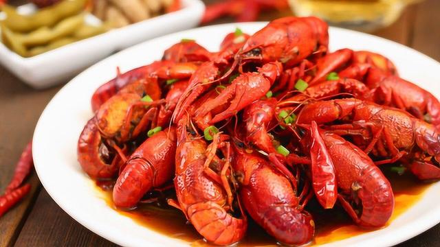 买小龙虾时，聪明人会避开“这4种”，老板：不是吃货就是同行！